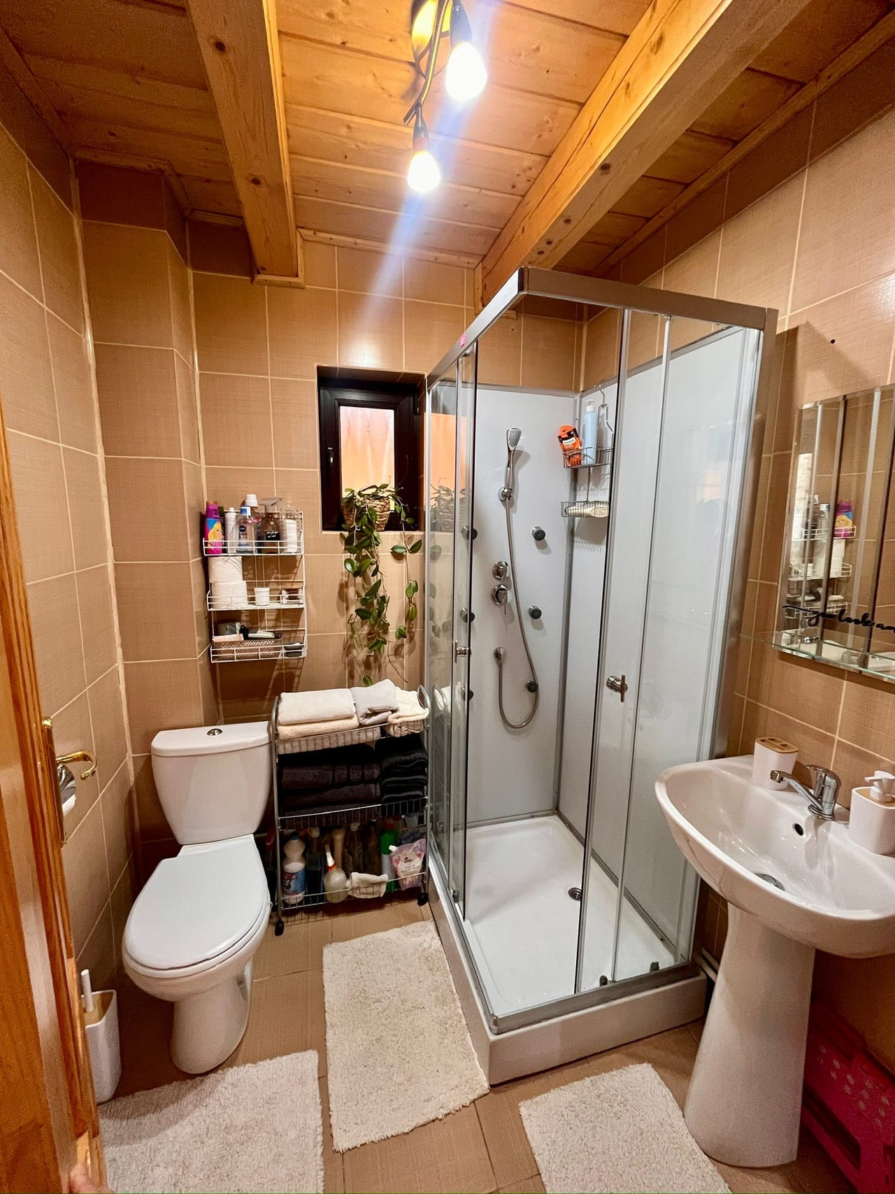 Baie privată cu cabină de duș, gresie caldă și uscător de păr