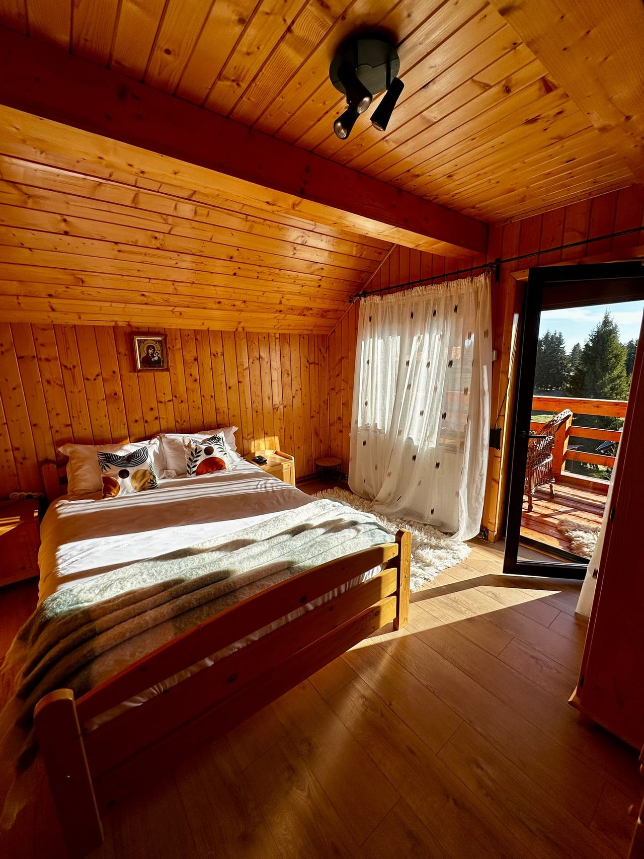 Dormitor 1 cu ușa spre balcon