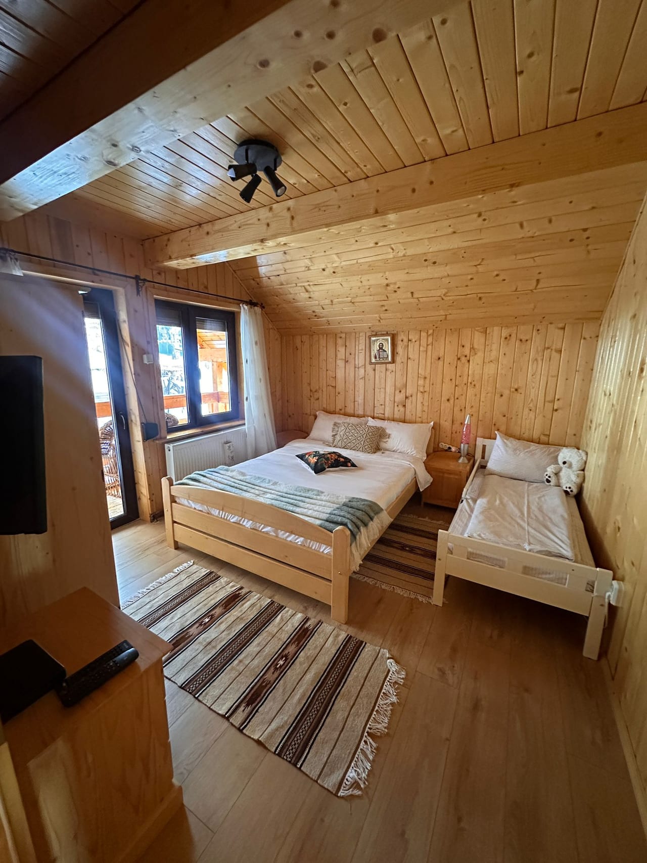 Dormitor cu pat dublu și pat single pentru copii, lambriuri de pin