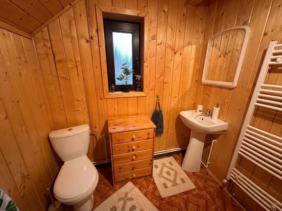 A doua baie cu lambriuri de pin, comodă și chiuvetă pe picior