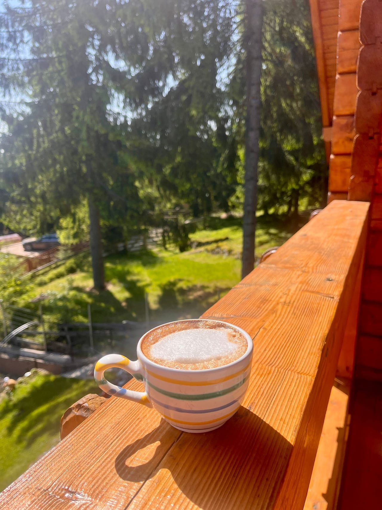 Cafea de dimineață pe masă în curte